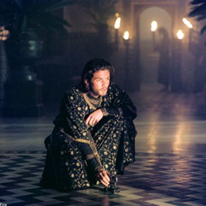Balian (Orlando Bloom), a blacksmith turned knight, makes an unusual discovery in the palace of King Baldwin IV.