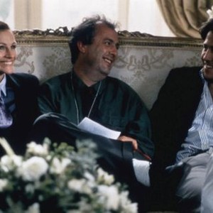 NOTTING HILL, Julia Roberts, director Roger Michell, Hugh Grant on set, 1999, (c) Universal