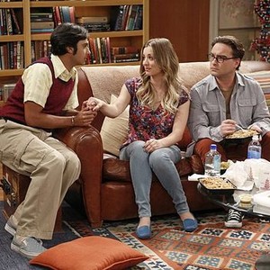The Big Bang Theory, Kunal Nayyar (L), Kaley Cuoco (C), Briana Cuoco (R), 'The Indecision Amalgamation', Season 7, Ep. #19, 04/03/2014, ©CBS