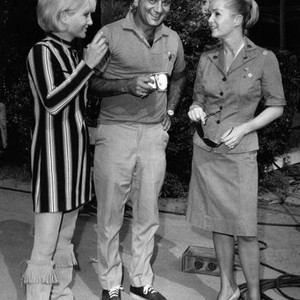 DIVORCE AMERICAN STYLE, Emmeline Henry, screenwriter Norman Lear, Debbie Reynolds, on-set, 1967