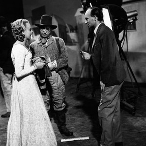KING SOLOMON'S MINES, Anna Lee (left), director Robert Stevenson (right) on set, 1937, kingsolomonsmines1937-fsct001(kingsolomonsmines1937-fsct001.jpg)