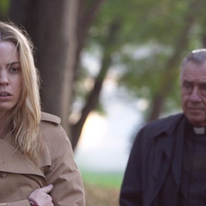 MELISSA GEORGE and PHILIP BAKER HALL star as Kathy Lutz and Father McNamara in MGM Pictures' horror THE AMITYVILLE HORROR. photo 17