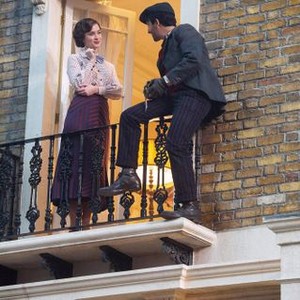 MARY POPPINS RETURNS, FROM LEFT: EMILY BLUNT AS MARY POPPINS, LIN-MANUEL MIRANDA AS JACK, 2018. PH: JAY MAIDMENT/© WALT DISNEY STUDIOS MOTION PICTURES