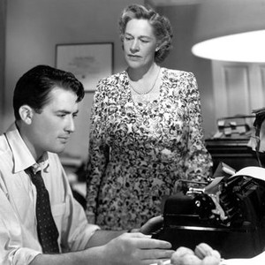 GENTLEMAN'S AGREEMENT, Gregory Peck, Anne Revere, 1947, writer at the typewriter