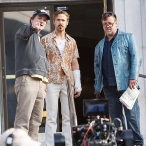 THE NICE GUYS, from left: director Shane Black, Ryan Gosling, Russell Crowe, on set, 2016. ph: Daniel McFadden/© Warner Bros.