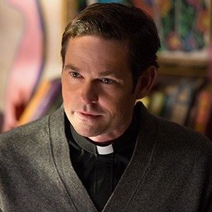Henry Thomas as Father Tom in "Ouija: Origin of Evil." photo 12