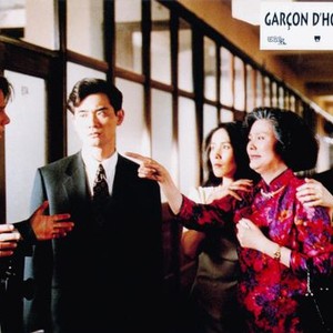 THE WEDDING BANQUET, (aka XI YAN, aka GARCON D'HONNEUR), from left: Mitchell Lichtenstein, Winston Chao, May Chin, Ah Lei Gua (pointing), Sihung Lung, 1993, © Samuel Goldwyn