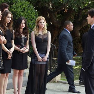 Pretty Little Liars, from left: Shay Mitchell, Troian Bellisario, Lucy Hale, Ashley Benson, Sean Faris, 'A is for A-l-i-v-e', Season 4, Ep. #1, 06/11/2013, ©ABCFAMILY
