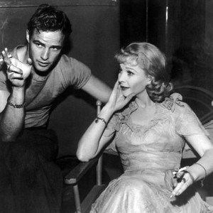 A STREETCAR NAMED DESIRE, Marlon Brando and Vivien Leigh, on-set, smoking cigarettes, 1951
