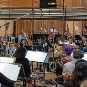 THE MOUNTAIN BETWEEN US, FAR RIGHT: COMPOSER RAMIN DJAWADI CONDUCTING FILM SCORE, 2017. PH: BRET HARTMAN/TM AND COPYRIGHT ©20TH CENTURY FOX FILM CORP. ALL RIGHTS RESERVED
