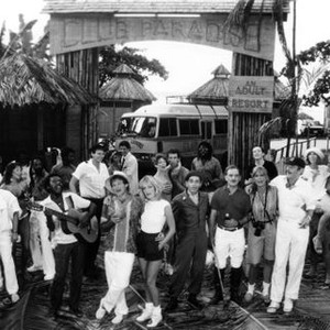 CLUB PARADISE, Front row: Eugene Levy, Rick Moranis, Jimmy Cliff, Joe Flaherty, Robin williams (center left), Twiggy, (center), Adolph Caesar, Brian Doyle- Murray, Joanna Cassidy, Peter O'Toole, 1986. ©Warner Brothers/courtesy Everett