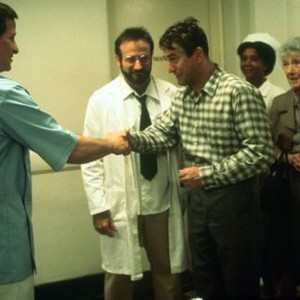 AWAKENINGS, Robin Williams (lab coat), Tobert De Niro (plaid shirt), Mary Alice (nurse), Ruth Nelson (green suit), Julie Kavner (nurse), 1990, (c) Columbia