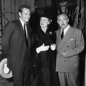 LUCY GALLANT, from left: Charlton Heston, Gertude Astor, William Demarest on set, 1955