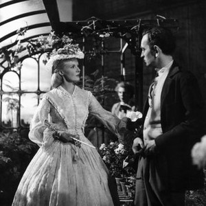 MADELEINE, Ann Todd, hairdresser Biddy Chrystal (in background), director David Lean on set, 1950