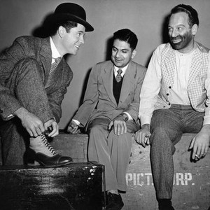 THE JOLSON STORY, from left: Larry Parks, producer Sidney Skolsky, Bill Goodwin on set, 1946