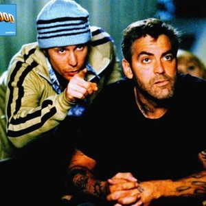 WELCOME TO COLLINWOOD, (aka BIENVENUE A COLLINWOOD), from left: Sam Rockwell, George Clooney, 2002, © Warner Brothers