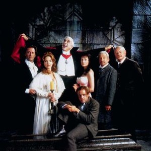 DRACULA: DEAD AND LOVING IT, (aka DRACULA MORT ET HEUREUX DE L'ETRE), Leslie Nielsen (arms outstretched rear), standing from left: Steven Weber, Amy Yasbeck, Lysette Anthony, Mel Brooks, Harvey Korman, Peter MacNicol (seated), 1995, © Columbia