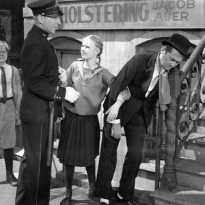 A TREE GROWS IN BROOKLYN, Ted Donaldson, Lloyd Nolan, Peggy Ann Garner, James Dunn, 1945, TM and Copyright (c) 20th Century Fox Film Corp. All rights reserved.