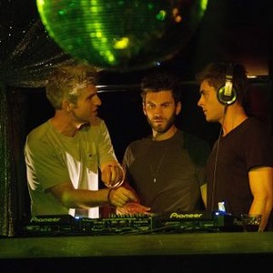 WE ARE YOUR FRIENDS, from left: director Max Joseph, Wes Bentley, Zac Efron, on set, 2015. ph: Tony Rivetti Jr./© Warner Bros. Pictures