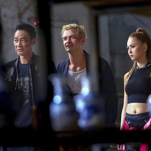 S.M.A.R.T. CHASE, FROM LEFT: SIMON YAM, ORLANDO BLOOM, HANNAH QUINLIVAN, 2017. © UNIVERSAL PICTURES CONTENT GROUP