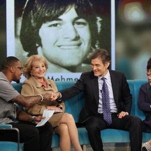 The View, from left: DeSean Jackson, Barbara Walters, Dr. Mehmet Oz, Sherri Shepherd, 'Season 17', ©ABC