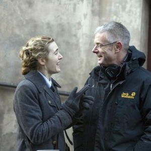 THE READER, from left: Kate Winslet, director Stephen Daldry, on set, 2008. Ph: Melinda Sue Gordon/©Weinstein Company