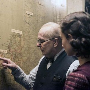DARKEST HOUR, FROM LEFT: GARY OLDMAN AS WINSTON CHURCHILL, LILY JAMES AS ELIZABETH LAYTON, 2017. © FOCUS FEATURES