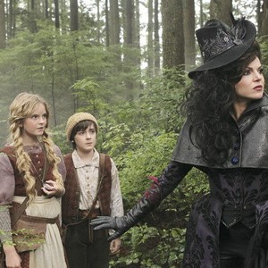 Once Upon a Time, Karley Scott Collins (L), Quinn Lord (C), Lana Parrilla (R), 'True North', Season 1, Ep. #9, 01/15/2012, ©KSITE