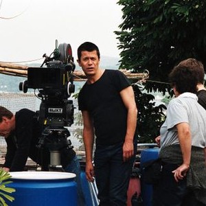 LA MOUSTACHE, director Emmanuel Carrere on set, 2005, (c) Pathe Films