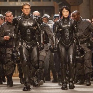 PACIFIC RIM, front, from left: Charlie Hunnam, Rinko Kikuchi, 2013. ph: Kerry Hayes/©Warner Bros. Pictures