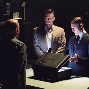 (Center) Ben Affleck as Jennings and (right) Aaron Eckhart as Rethrick in "Paycheck." photo 15