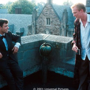John Nash (RUSSELL CROWE) and his roommate Charles (PAUL BETTANY) share a rooftop drink at Princeton. photo 12