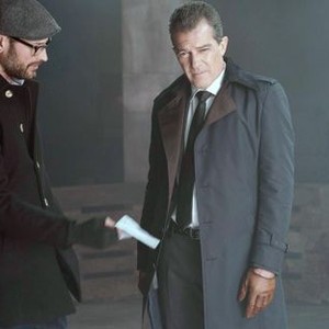 BULLET HEAD, FROM LEFT, DIRECTOR PAUL SOLET, ANTONIO BANDERAS, ON-SET, 2017. ©SABAN FILMS