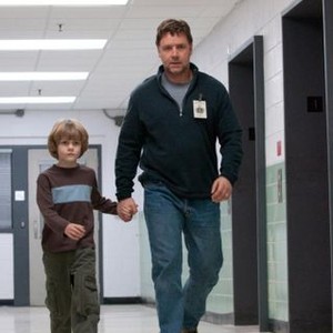 THE NEXT THREE DAYS, from left: Ty Simpkins, Russell Crowe, 2010. ph: Phil Caruso/©Summit Entertainment