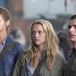 (L-R) Analeigh Tipton as Nora, Teresa Palmer as Julie and Dave Franco as Perry Kelvin in "Warm Bodies." photo 14
