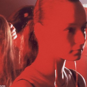 Morvern Callar (Samantha Morton) stands alone in the middle of a rave party. photo 20