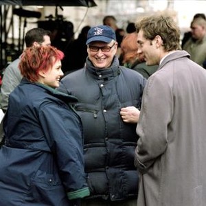 CLOSER, Natalie Portman, director Mike Nichols, Jude Law on set, 2004, (c) Columbia