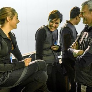 DIVERGENT, from left: Shailene Woodley, author Veronica Roth, director Neil Burger, on set, 2014. ph: Jaap Buitendijk/©Summit Entertainment