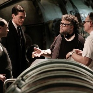 THE SHAPE OF WATER, MICHAEL SHANNON (CENTER LEFT), DIRECTOR GUILLERMO DEL TORO (BEARD), DAVID HEWLETT (RIGHT), ON SET, 2017. PH: KERRY HAYES/TM & © FOX SEARCHLIGHT PICTURES. ALL RIGHTS RESERVED.