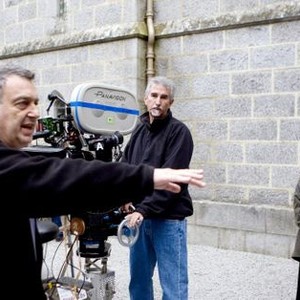 THE QUEEN, director Stephen Frears (left), Helen Mirren (right), on set, 2006. ©Miramax