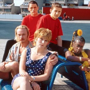 BEAUTIFUL THING, (front) Ben Daniels, Linda Henry, Tameka Empson, (back) Scott Neal, Glen Berry, 1996, (c) Sony Pictures Classics