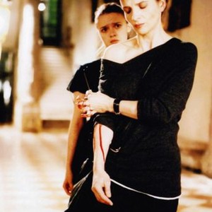 A FEW DAYS IN SEPTEMBER, (aka QUELQUES JOURS EN SEPTEMBRE), Juliette Binoche (front), Sara Forestier, 2006, © Weinstein Company
