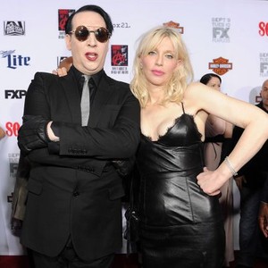 Sons of Anarchy, Courtney Love (L), Marilyn Manson (R), 09/03/2008, ©FX