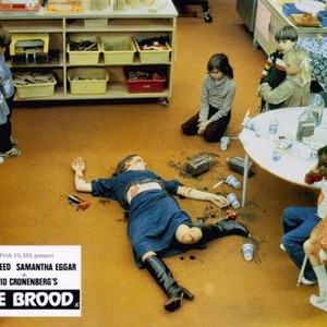 THE BROOD, Susna Hogan (on floor), Cindy Hinds (standing right arm around shoulder), 1979, © New World Releasing