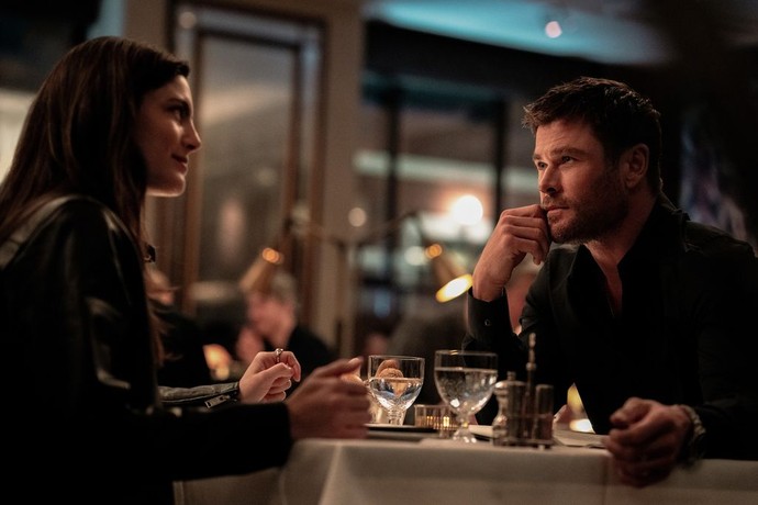 man and woman in restaurant in Crime 101
