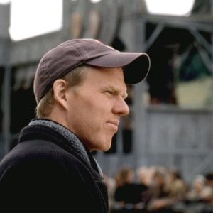 A KNIGHT'S TALE, director Brian Helgeland on set, 2001. © Columbia Pictures