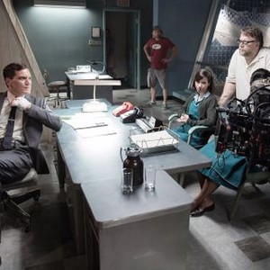 THE SHAPE OF WATER, FRONT, FROM LEFT: MICHAEL SHANNON, SALLY HAWKINS, OCTAVIA SPENCER (OBSCURED), DIRECTOR GUILLERMO DEL TORO, CINEMATOGRAPHER DAN LAUSTSEN, ON SET, 2017. PH: KERRY HAYES/TM & © FOX SEARCHLIGHT PICTURES. ALL RIGHTS RESERVED.