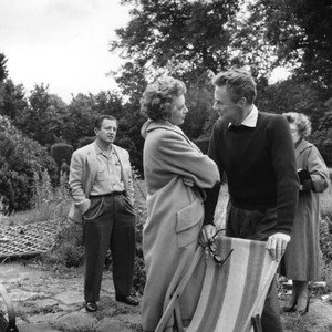 THE END OF THE AFFAIR, director Edward Dmythryk, Deborah Kerr, Van Johnson on set, 1955