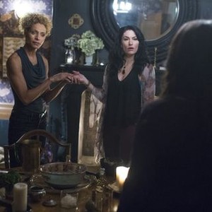 Witches of East End, Michelle Hurd (L), Mädchen Amick (R), 'Boogie Knight', Season 2, Ep. #5, 08/10/2014, ©LIFETIME