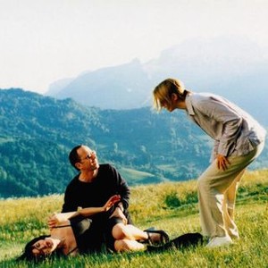 RIEN SUR ROBERT, (aka NOTHING ABOUT ROBERT), from left: Valentina Cervi (on ground), Fabrice Luchini, Sandrine Kiberlain, 1999, © Rezo Films